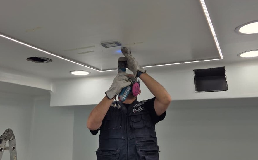 Equipo trabajando en proyecto eléctrico